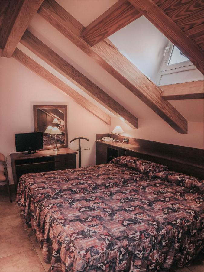 Hostal Les Fonts Castellar De N'Hug Exterior photo