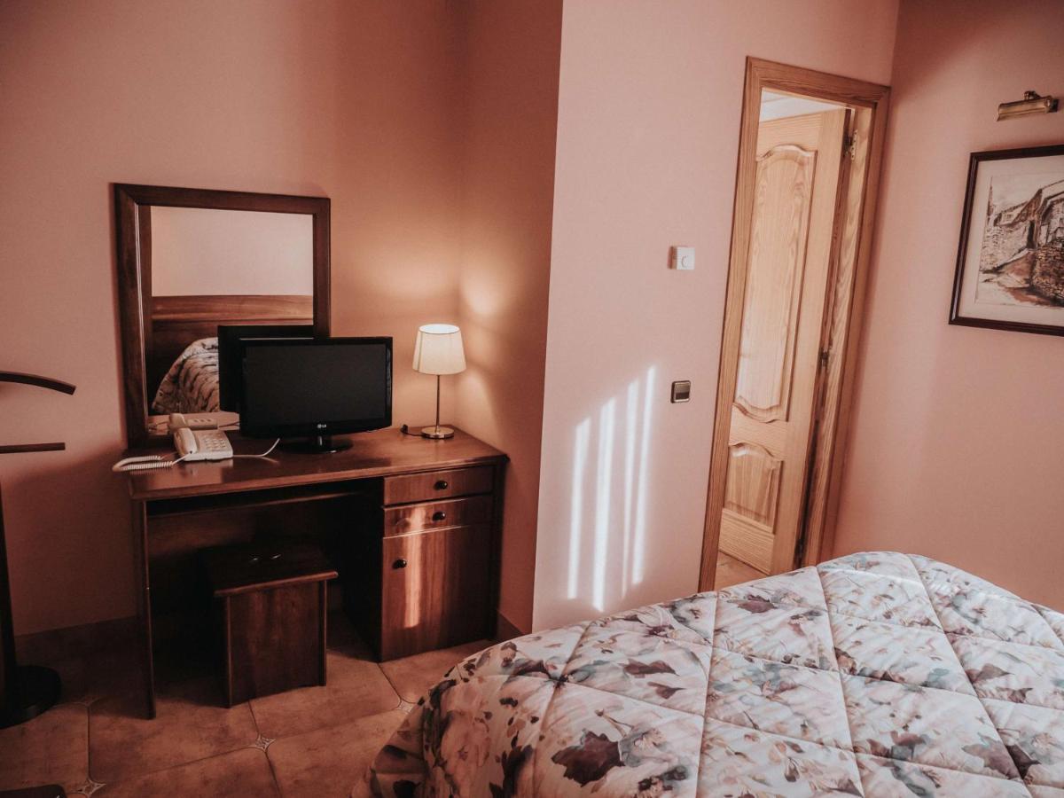 Hostal Les Fonts Castellar De N'Hug Exterior photo